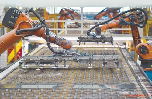 自动化机器人在福耀玻璃的浮法玻璃生产线作业.